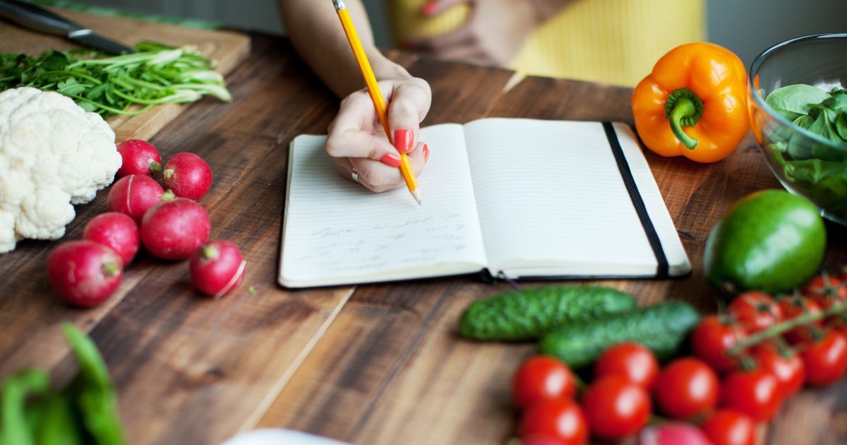 レシピを考えながら料理や材料について記録する様子